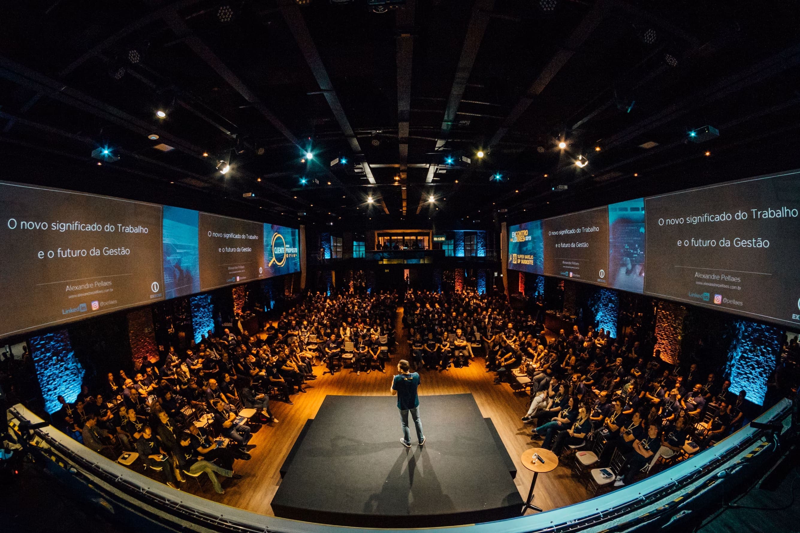 Auditório cheio durante uma palestra num congresso