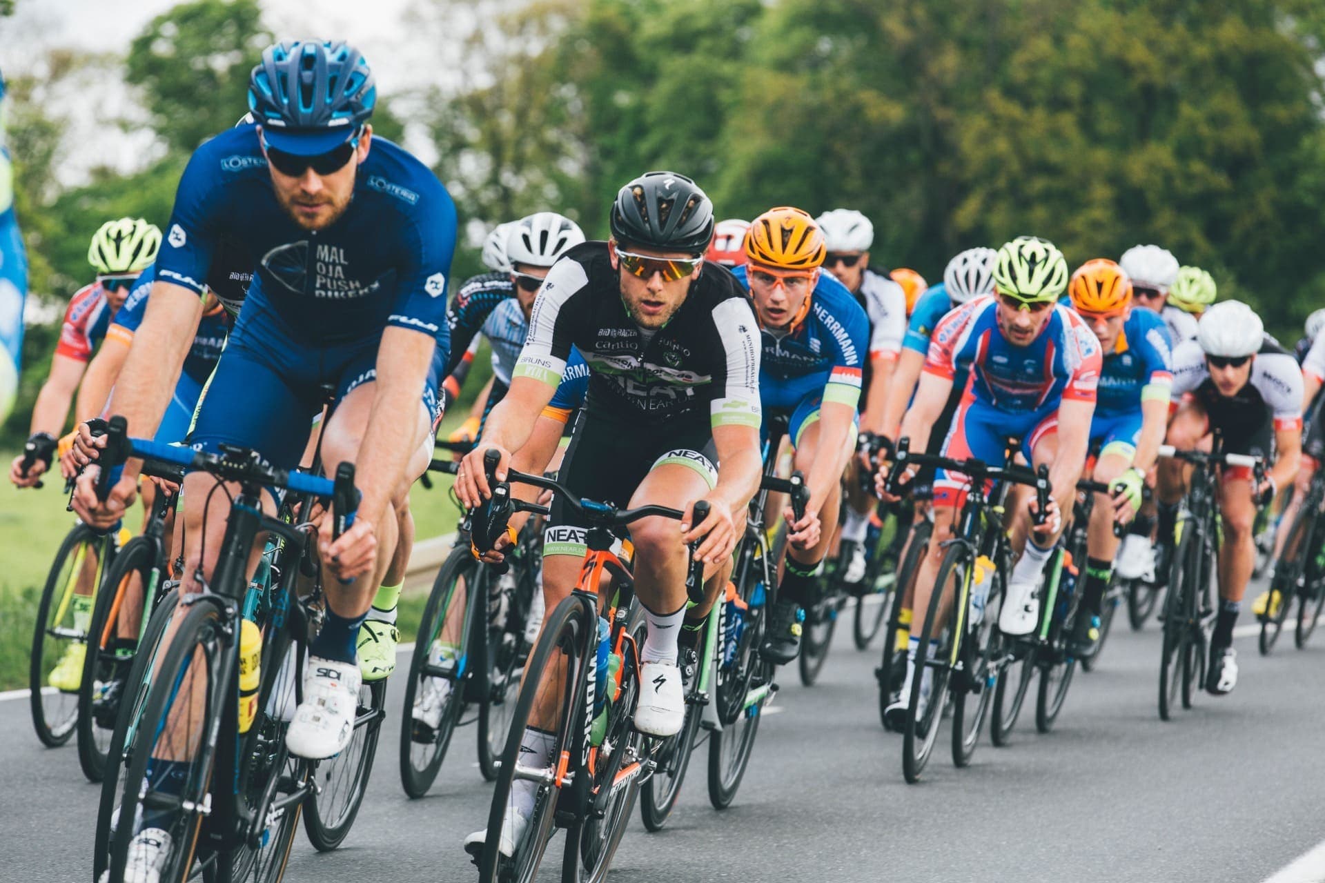 Pelotão de ciclistas durante um grande evento desportivo
